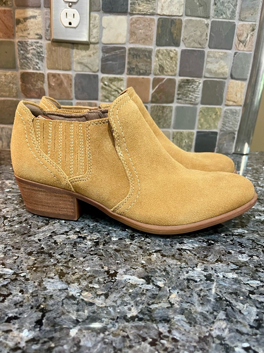 Earth Peak Peru Suede Ankle Booties in Tan NWOB 9.5 Wide